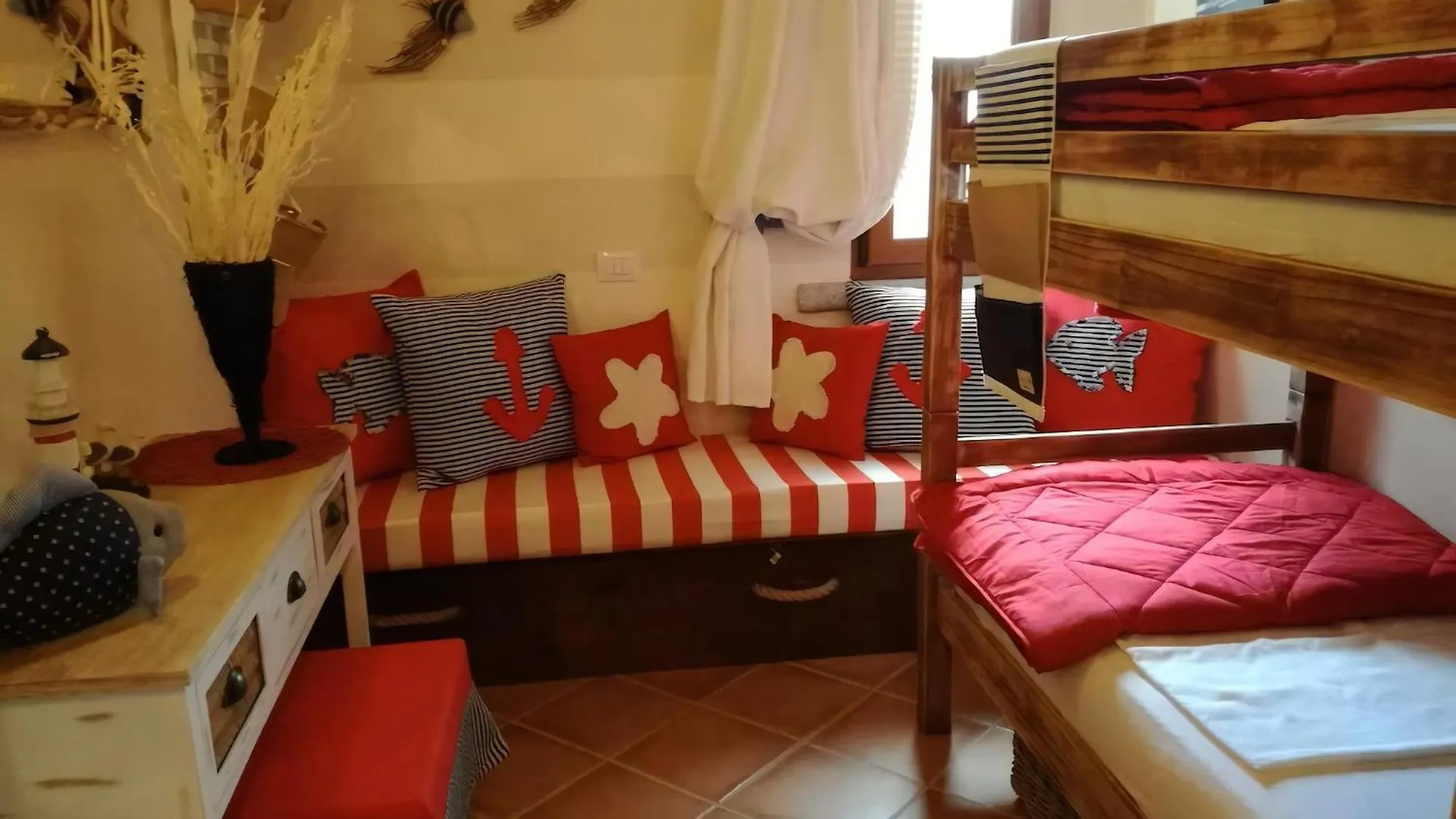 Nyaraló Corallo Rosso Nebida